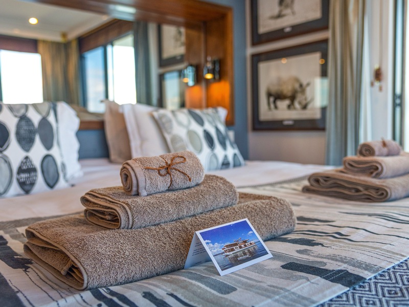 Main Deck 2 Adjustable Twin Beds with Balcony